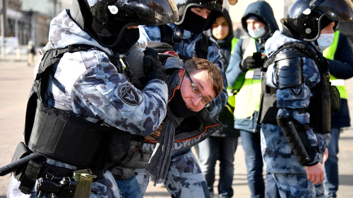 Po celém Rusku se demonstruje proti válce, policie hromadně zatýká